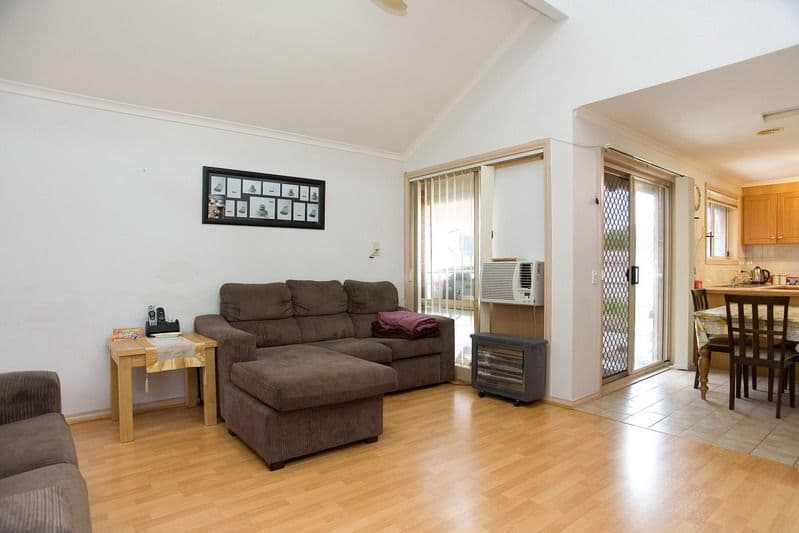 15 Spaniel Court, MILL PARK VIC 3082, Mill Park - Thumbnail 4