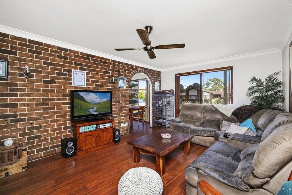 17 Erin Avenue, Berkeley Vale NSW 2261, Berkeley Vale - Thumbnail 2