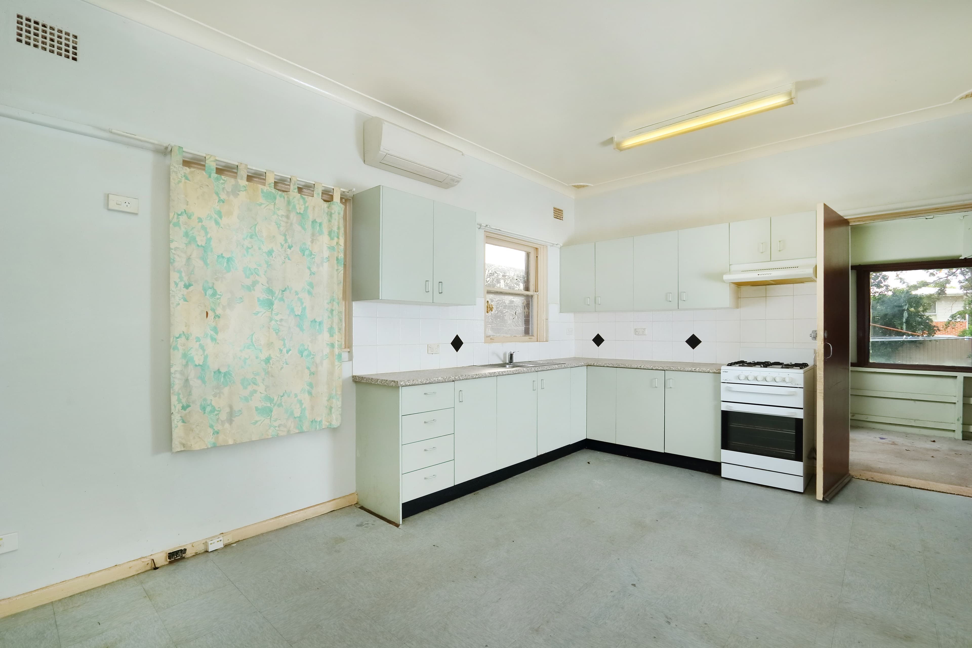 85 Moorefields Road, Kingsgrove - Thumbnail 3
