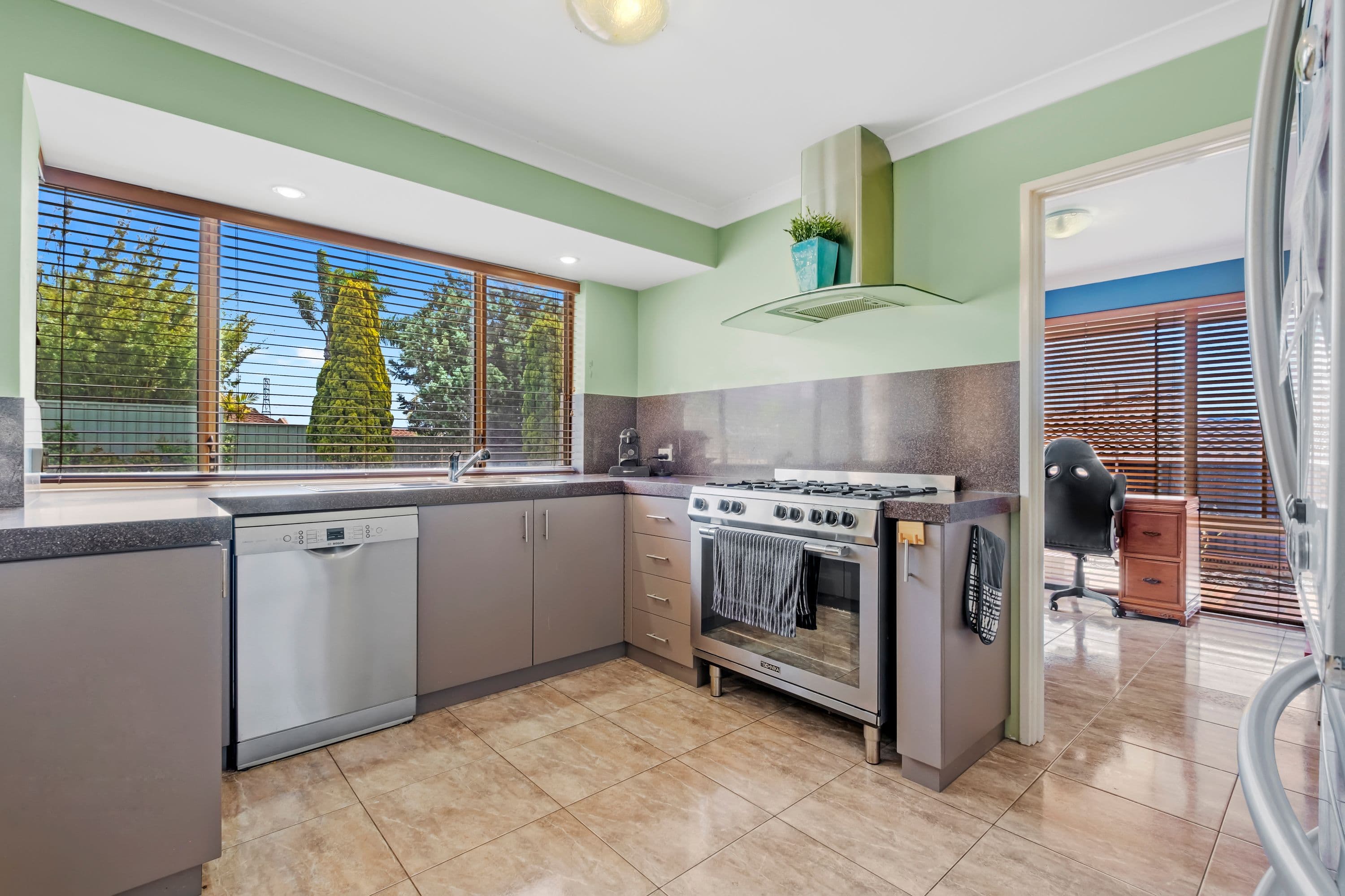 39 Merrifield Circle, Leeming WA 6149, Leeming - Thumbnail 5
