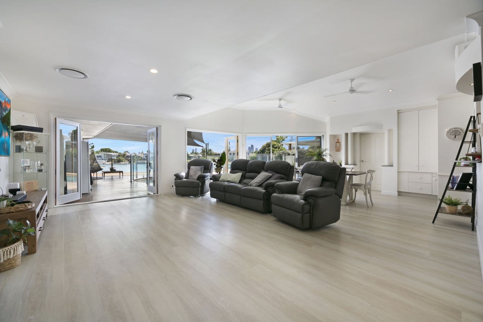 69 Hooker Boulevard, Broadbeach Waters QLD 4218, Broadbeach Waters - Thumbnail 4