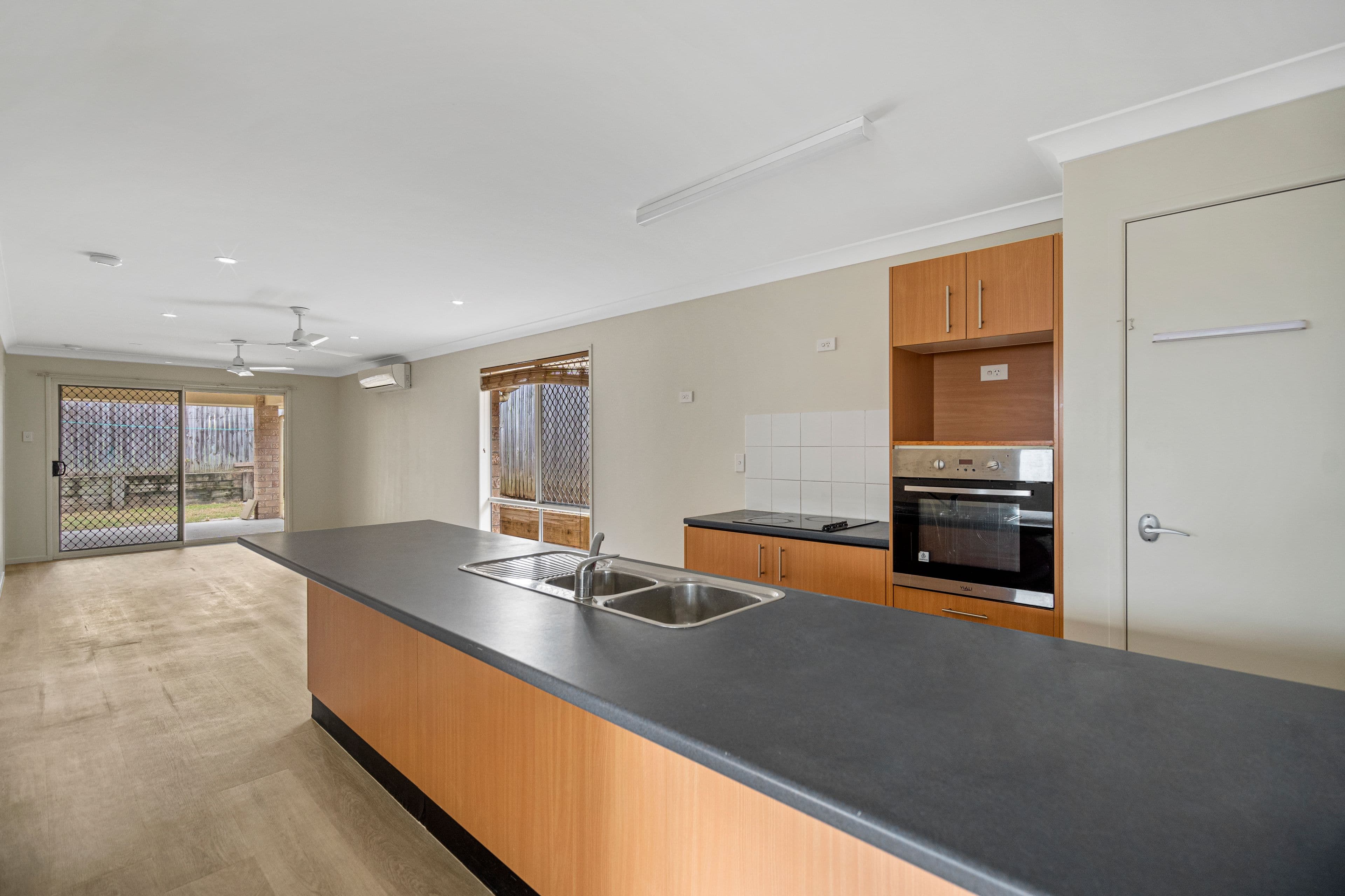 22 Brisbane Street, Kingston QLD 4114, Kingston - Thumbnail 3