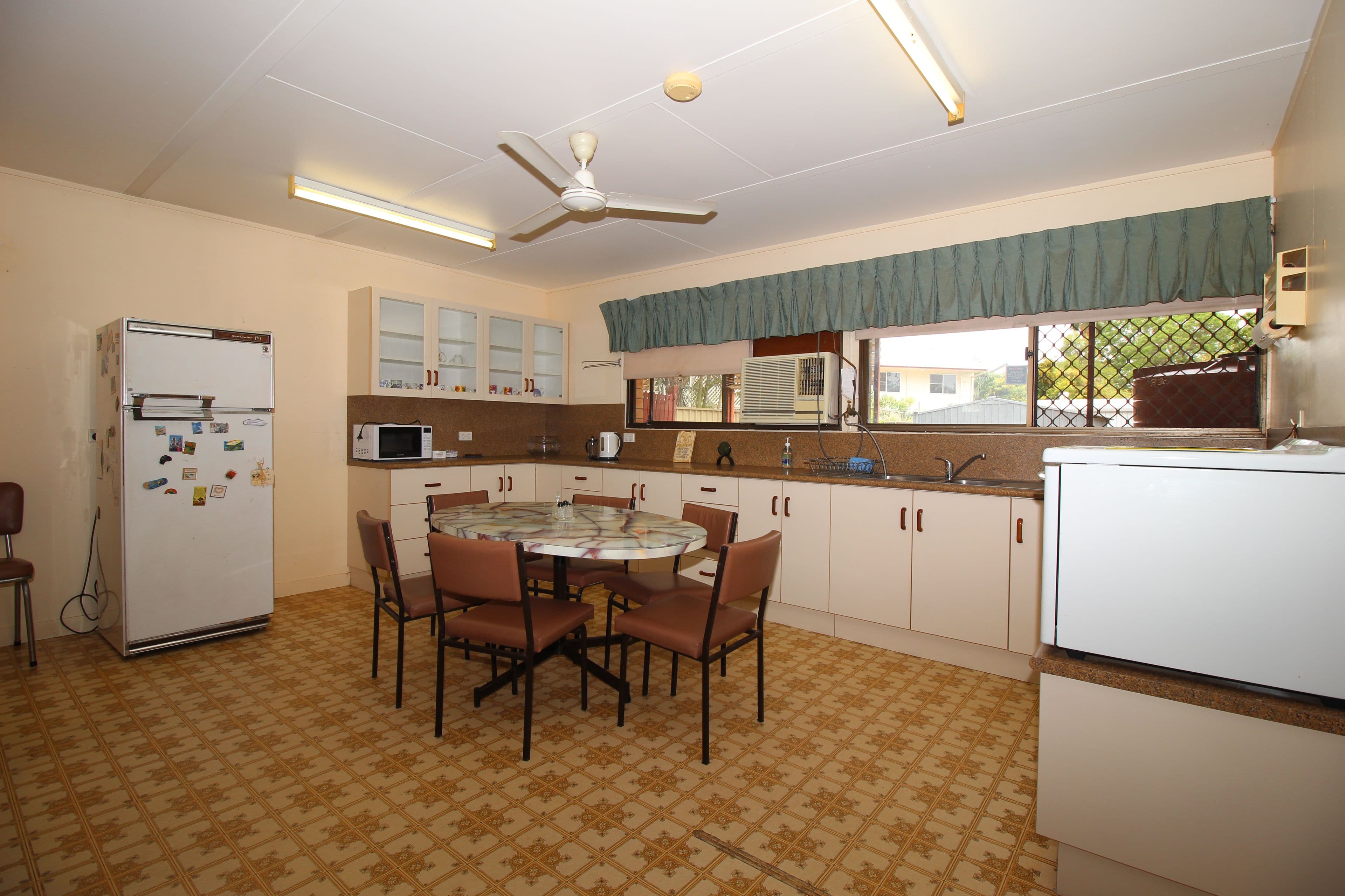23 Theresa Street, Emerald QLD 4720, Emerald - Thumbnail 7