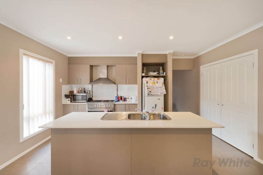 8 Spearfelt Street, KURUNJANG VIC 3337, Kurunjang - Thumbnail 2