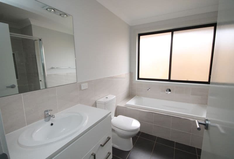 17 Ivor Avenue, Middleton Grange - Thumbnail 6