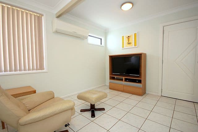 42 Flinders Road, GEORGES HALL NSW 2198, Georges Hall - Thumbnail 5
