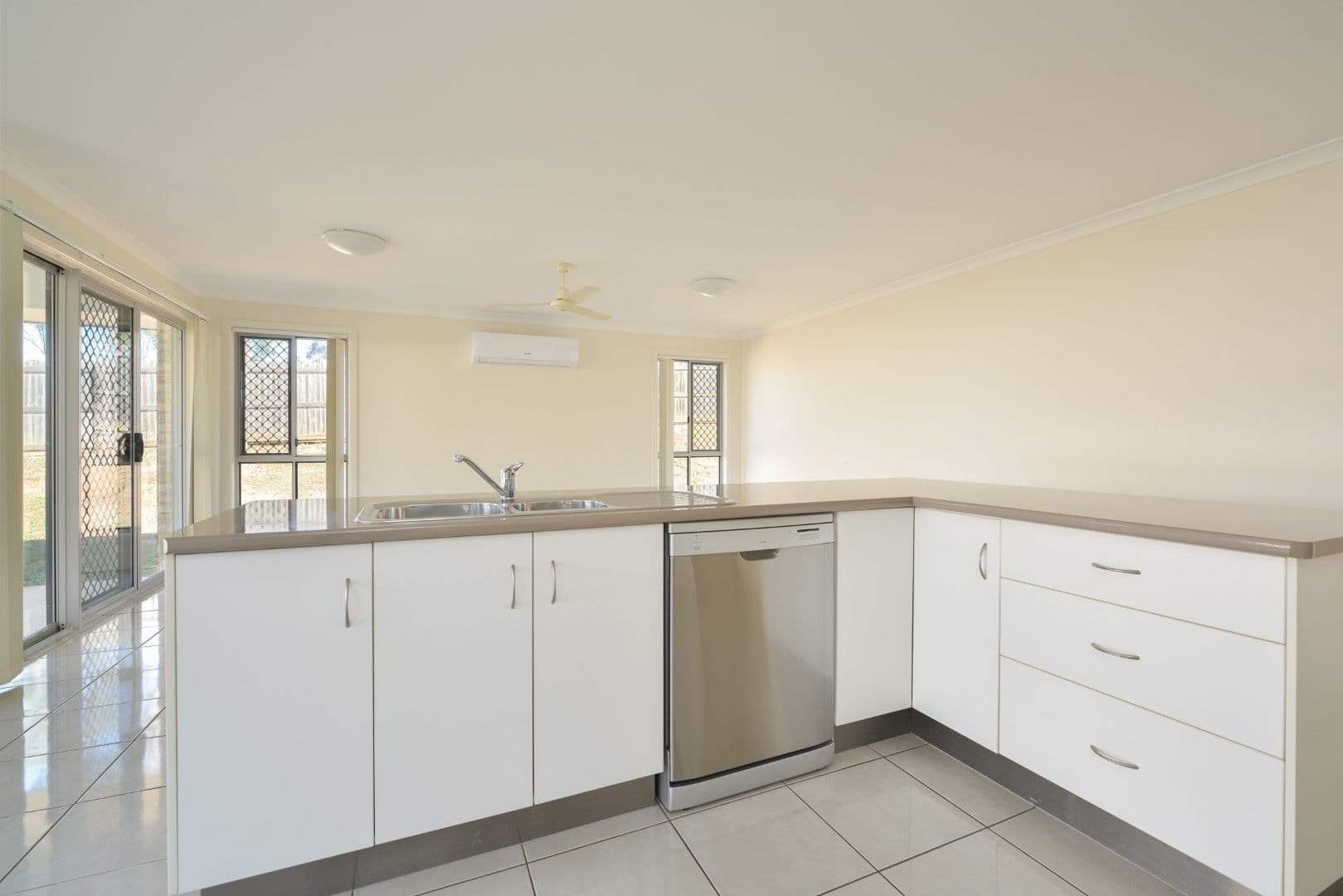 48 Iris Road, Kirkwood QLD 4680, Kirkwood - Thumbnail 6