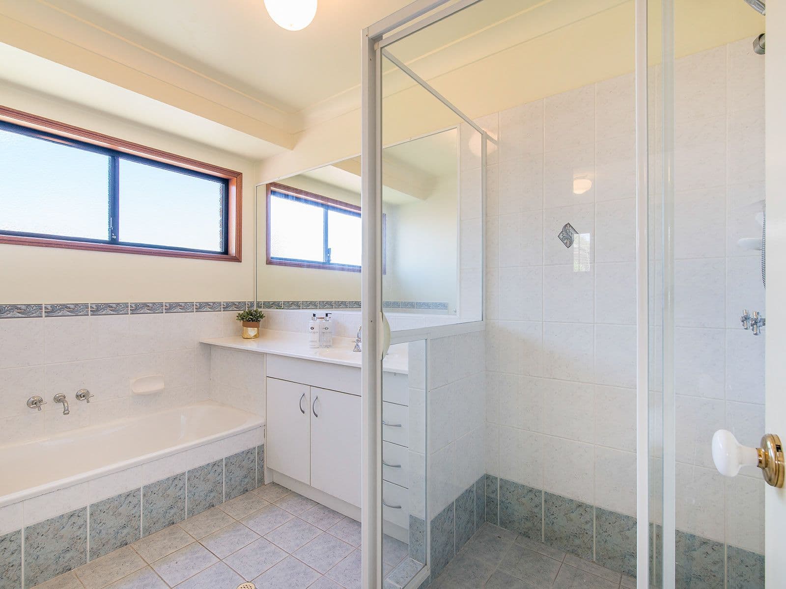 24 Waratah Avenue, Holland Park West QLD 4121, Holland Park West - Thumbnail 7