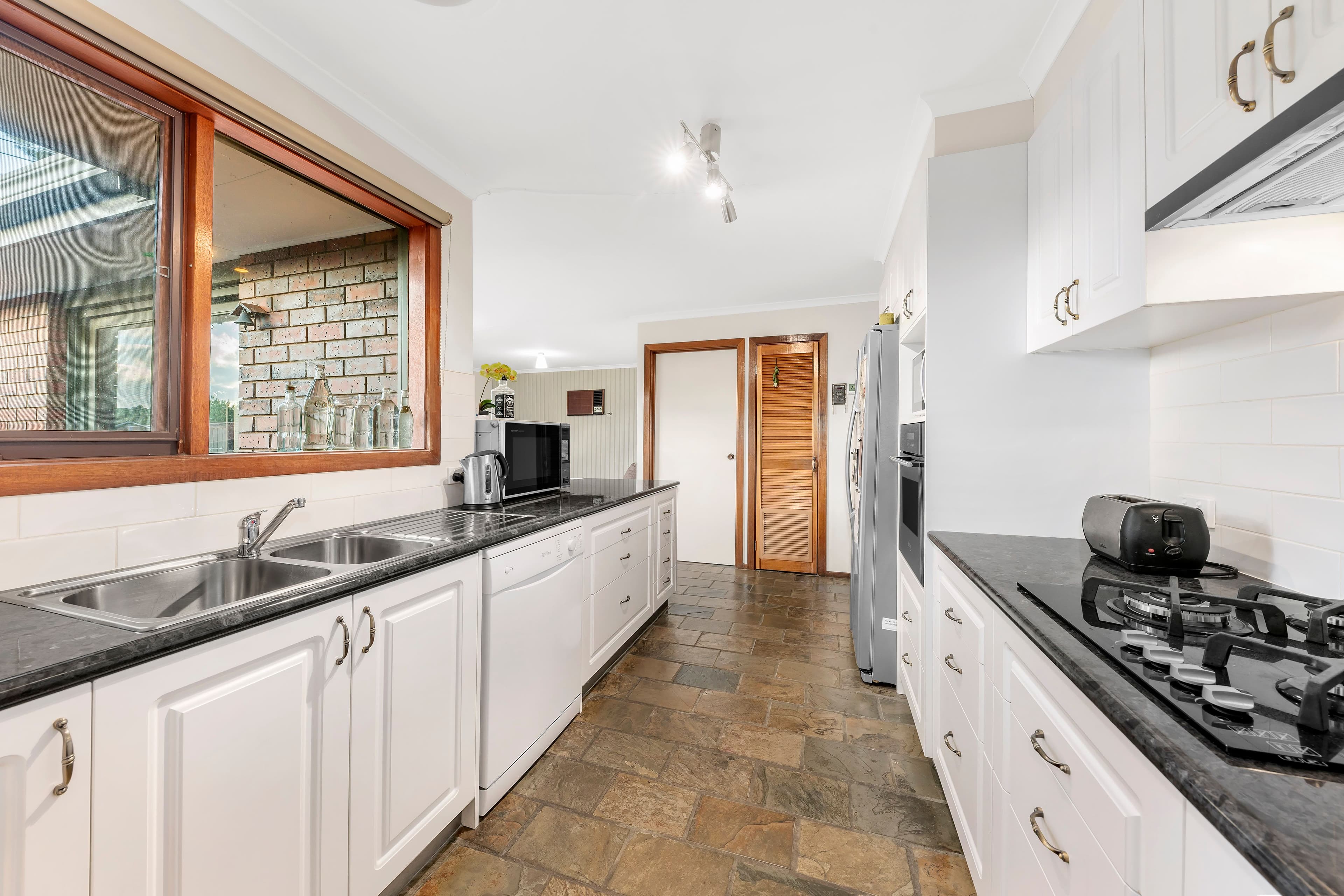 7 Currie Avenue, Endeavour Hills VIC 3802, Endeavour Hills - Thumbnail 3
