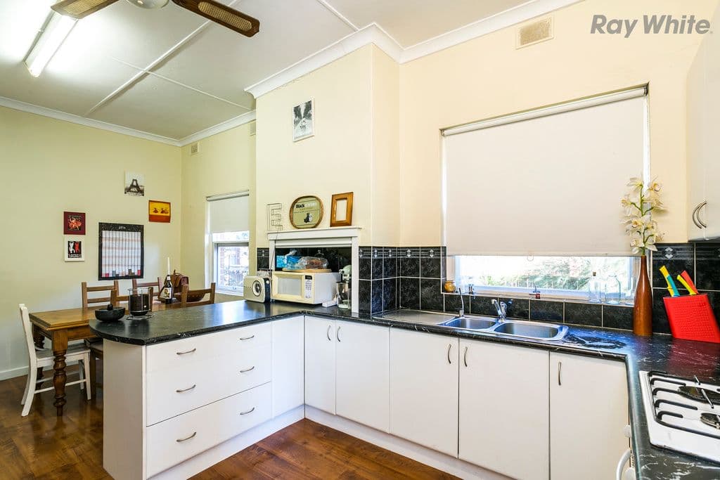 8 Eleanor Close, Mooroobool, QLD, 4870, Mooroobool - Thumbnail 5