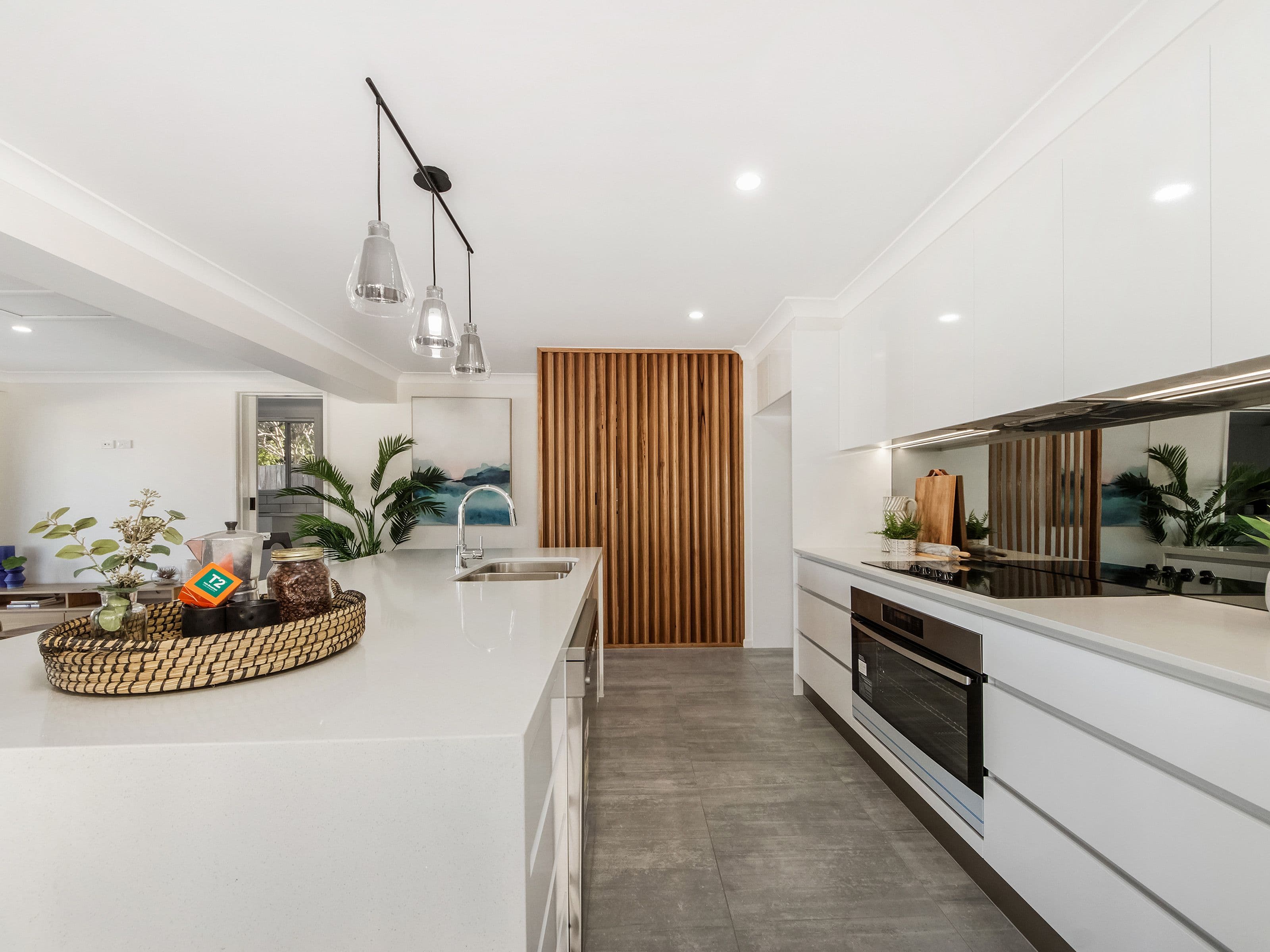 12 Kinloch Avenue, Benowa QLD 4217, Benowa - Thumbnail 2