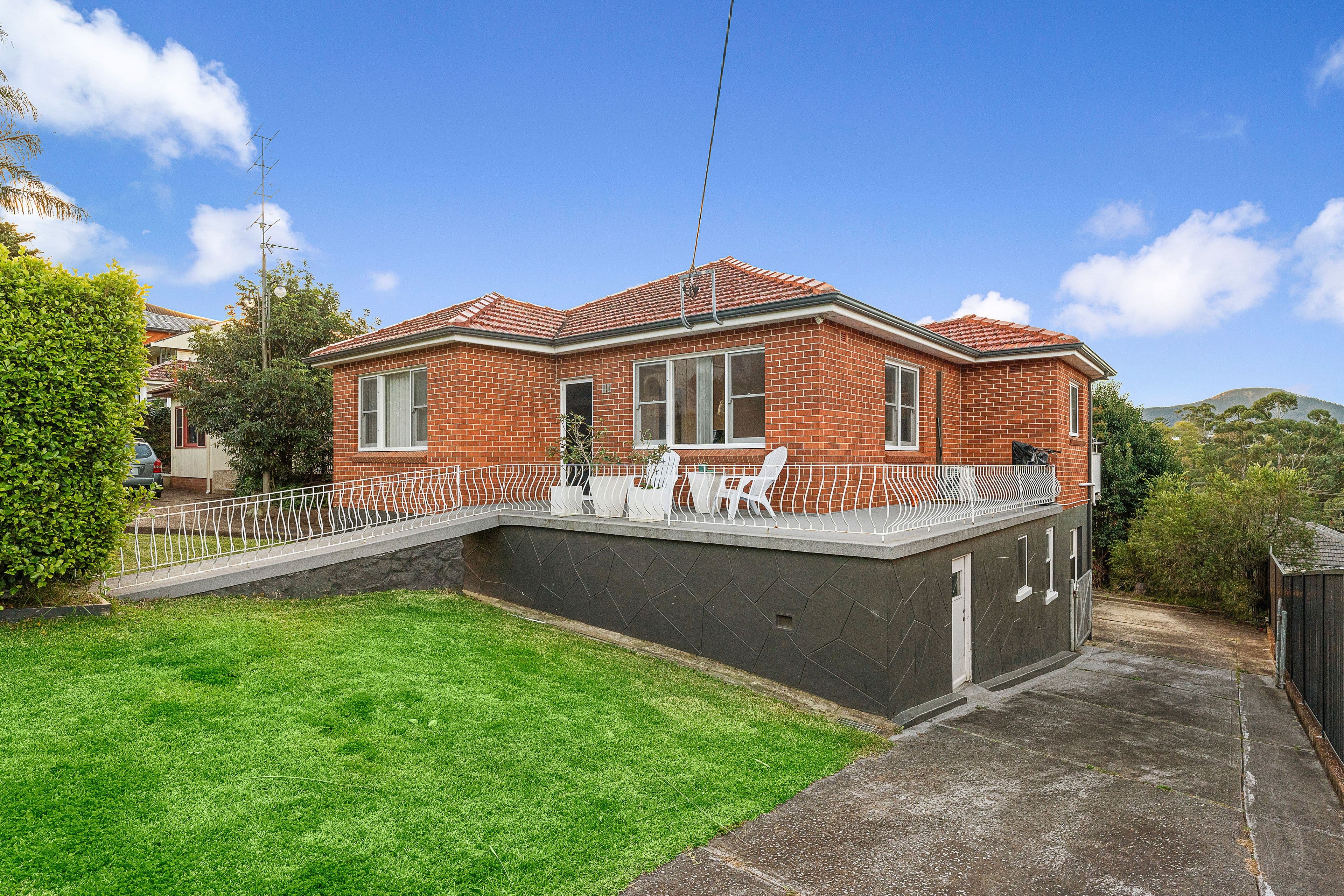 10 Beverley Avenue, Unanderra NSW 2526, Unanderra - Image 1