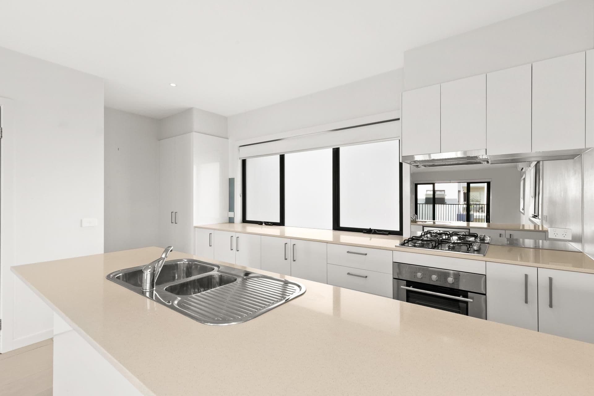 17 Edgeware Close, Pakenham VIC 3810, Pakenham - Thumbnail 3