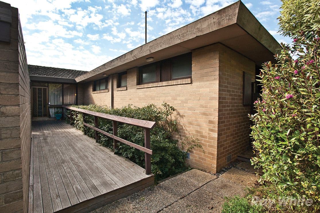 11 Stirling Crescent, GLEN WAVERLEY VIC 3150, Glen Waverley - Thumbnail 2