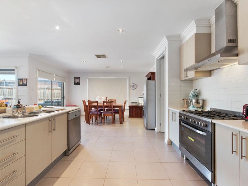 32 Arnolds Creek Boulevard, Melton West VIC 3337, Melton West - Thumbnail 2