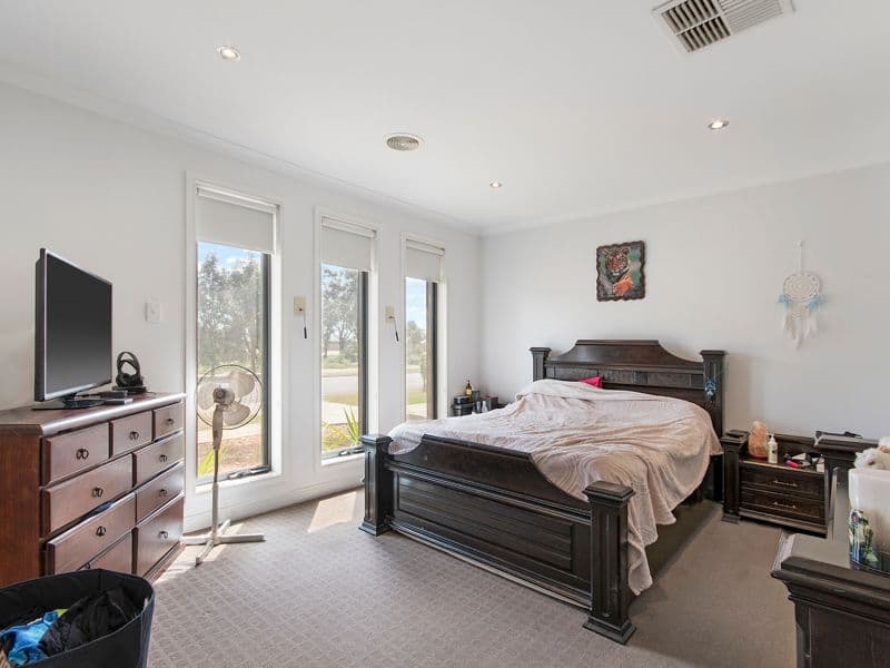 32 Arnolds Creek Boulevard, Melton West VIC 3337, Melton West - Thumbnail 6