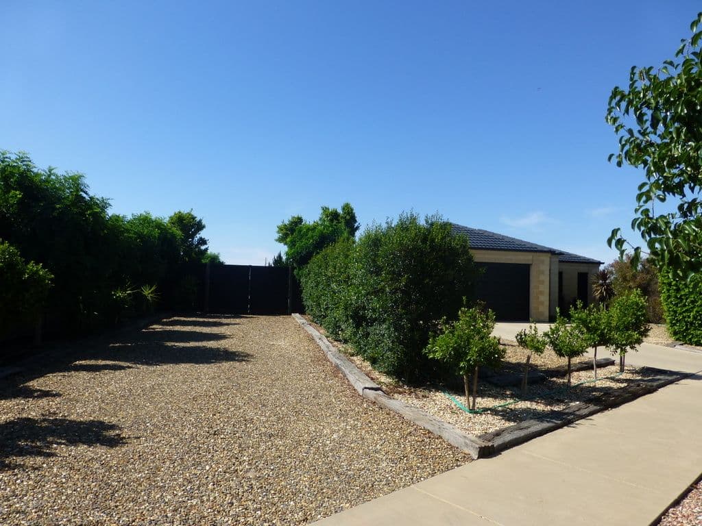 23 Declan Way, Echuca VIC 3564, Echuca - Thumbnail 2