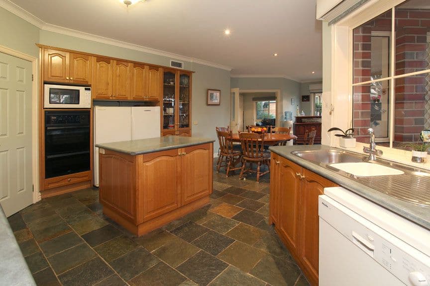 17 Jeanbart Court, WANTIRNA SOUTH VIC 3152, Wantirna South - Thumbnail 2