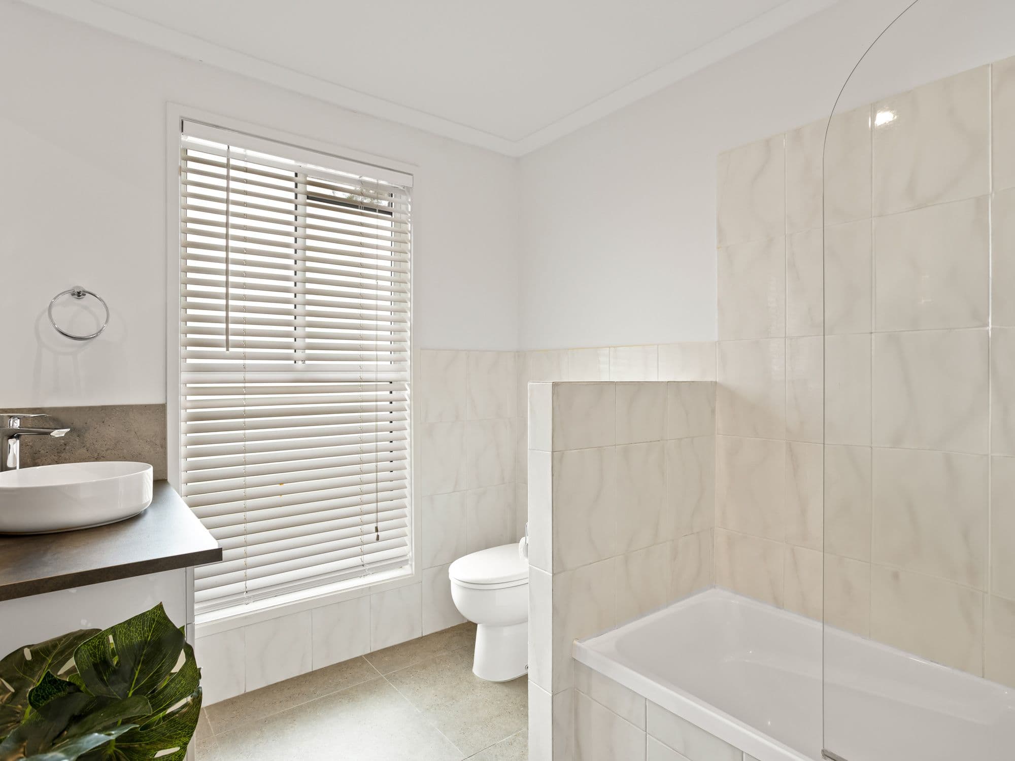 105 Ridgeway Avenue, Southport QLD 4215, Southport - Thumbnail 8