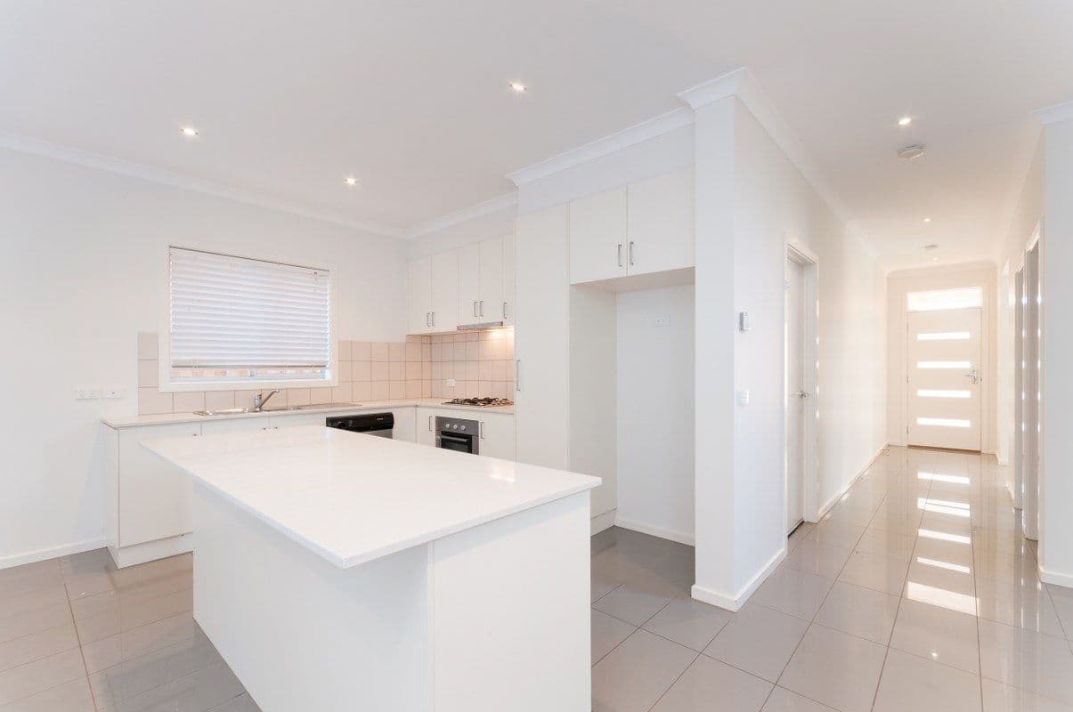 15 Dalwhinnie Crescent, CRAIGIEBURN VIC 3064, Craigieburn - Thumbnail 2