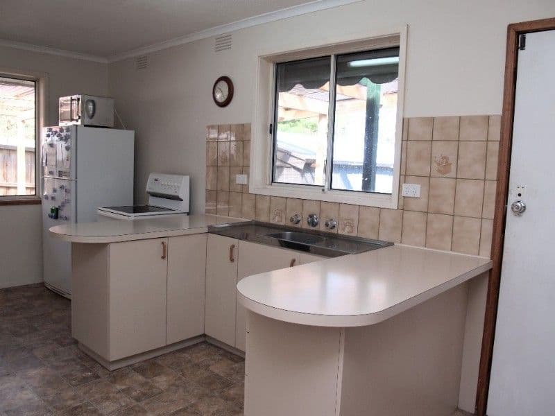 22 Russell Avenue, MOOROOLBARK VIC 3138, Mooroolbark - Thumbnail 2