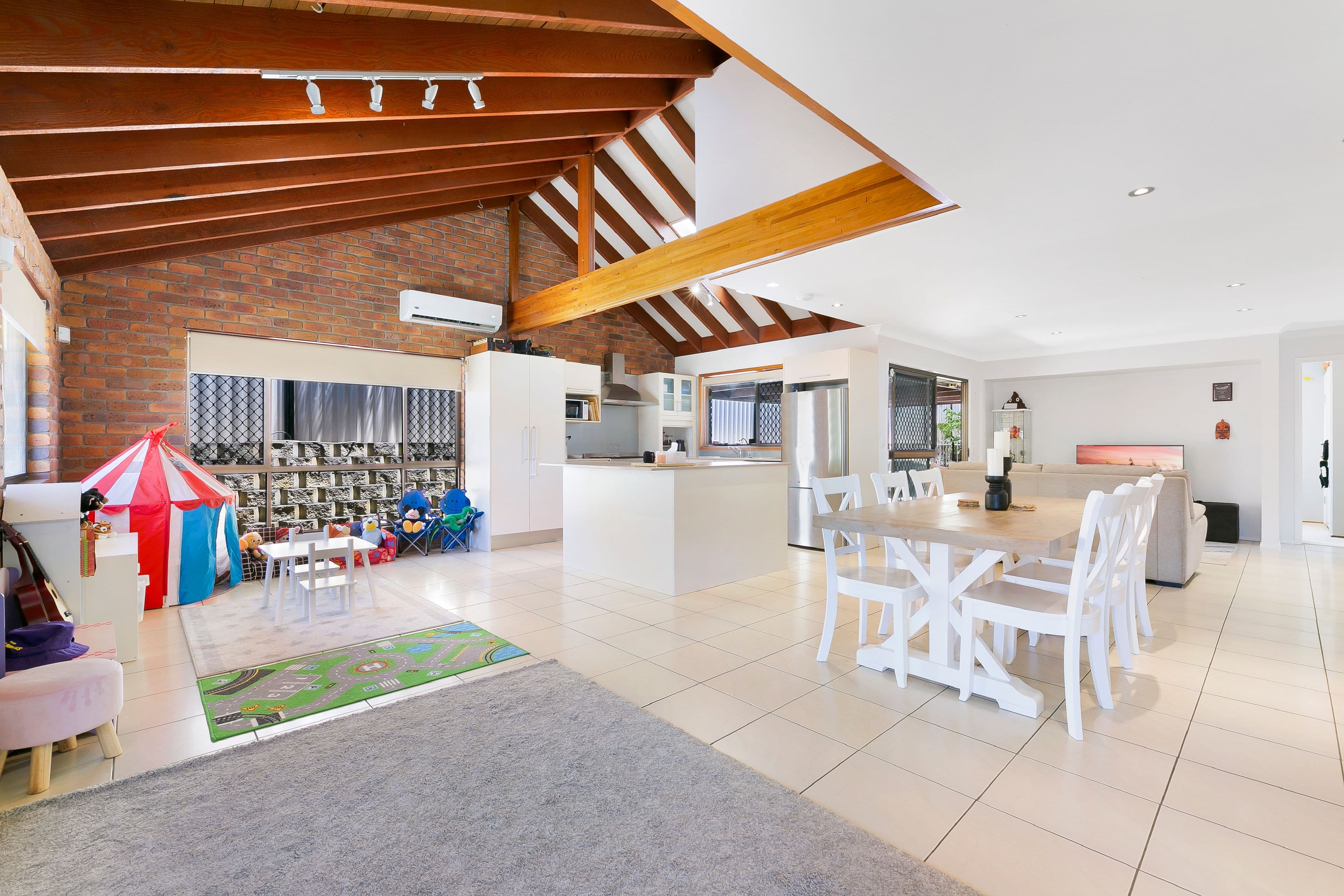 8 Wilga Court, Ashmore QLD 4214, Ashmore - Thumbnail 2