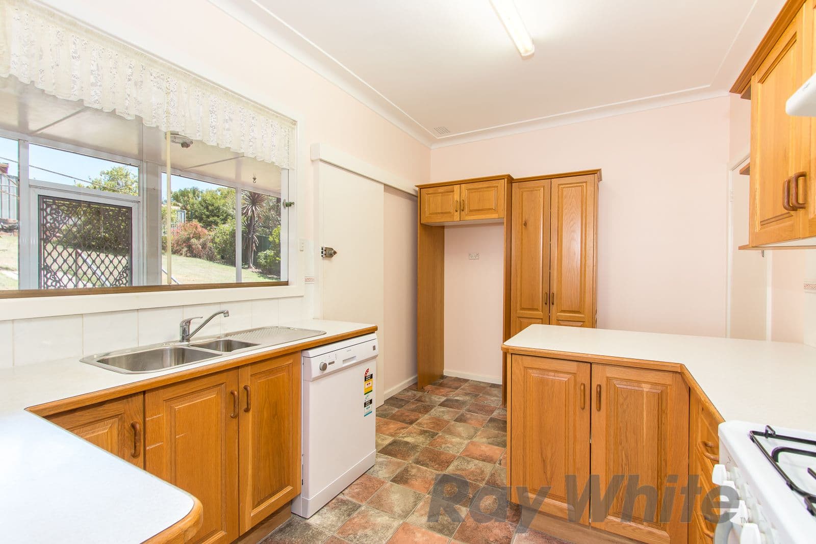 30 Crescent Road, Charlestown - Thumbnail 2
