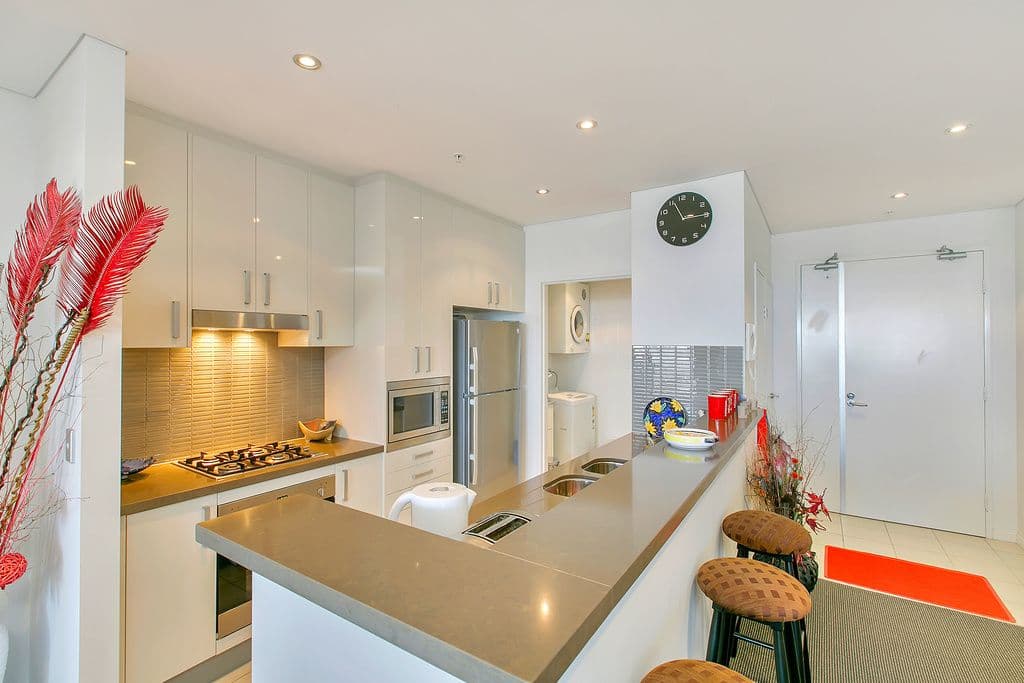 4 Como Cresecent, SOUTHPORT QLD 4215, Southport - Thumbnail 2