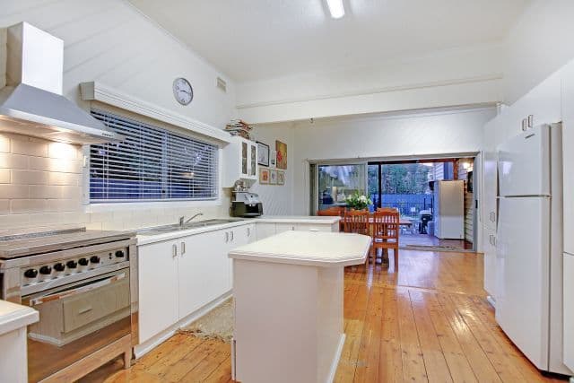 22 Oakhill Avenue, Reservoir VIC 3073, Reservoir - Thumbnail 3