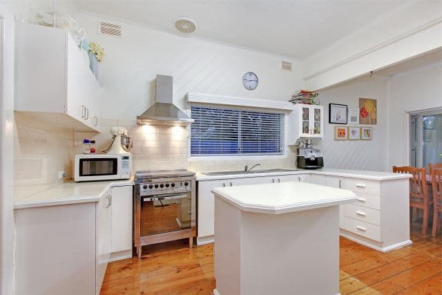 22 Oakhill Avenue, Reservoir VIC 3073, Reservoir - Thumbnail 4