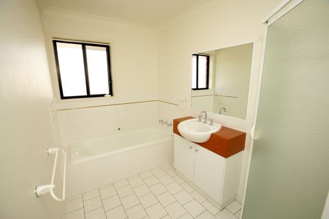 72 Yentoo Drive, GLENFIELD PARK NSW 2650, Glenfield Park - Thumbnail 3