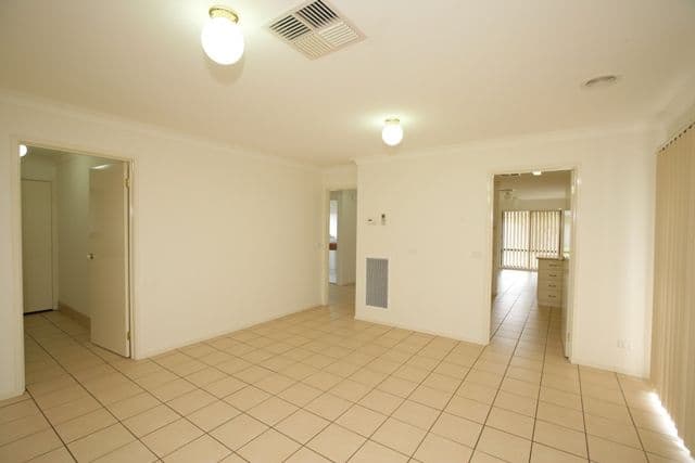 72 Yentoo Drive, GLENFIELD PARK NSW 2650, Glenfield Park - Thumbnail 4