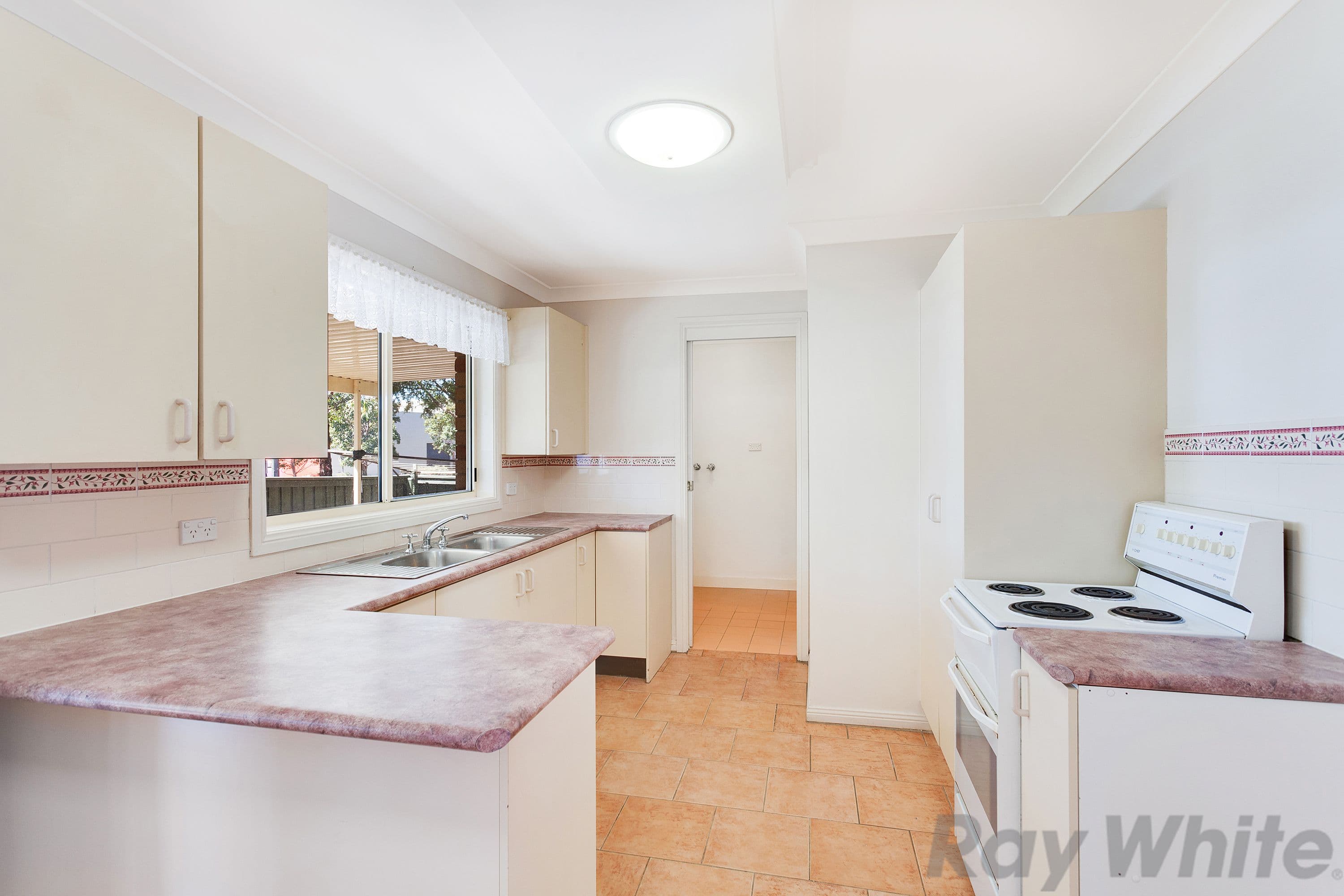 14 Lonsdale Close, Lake Haven - Thumbnail 2