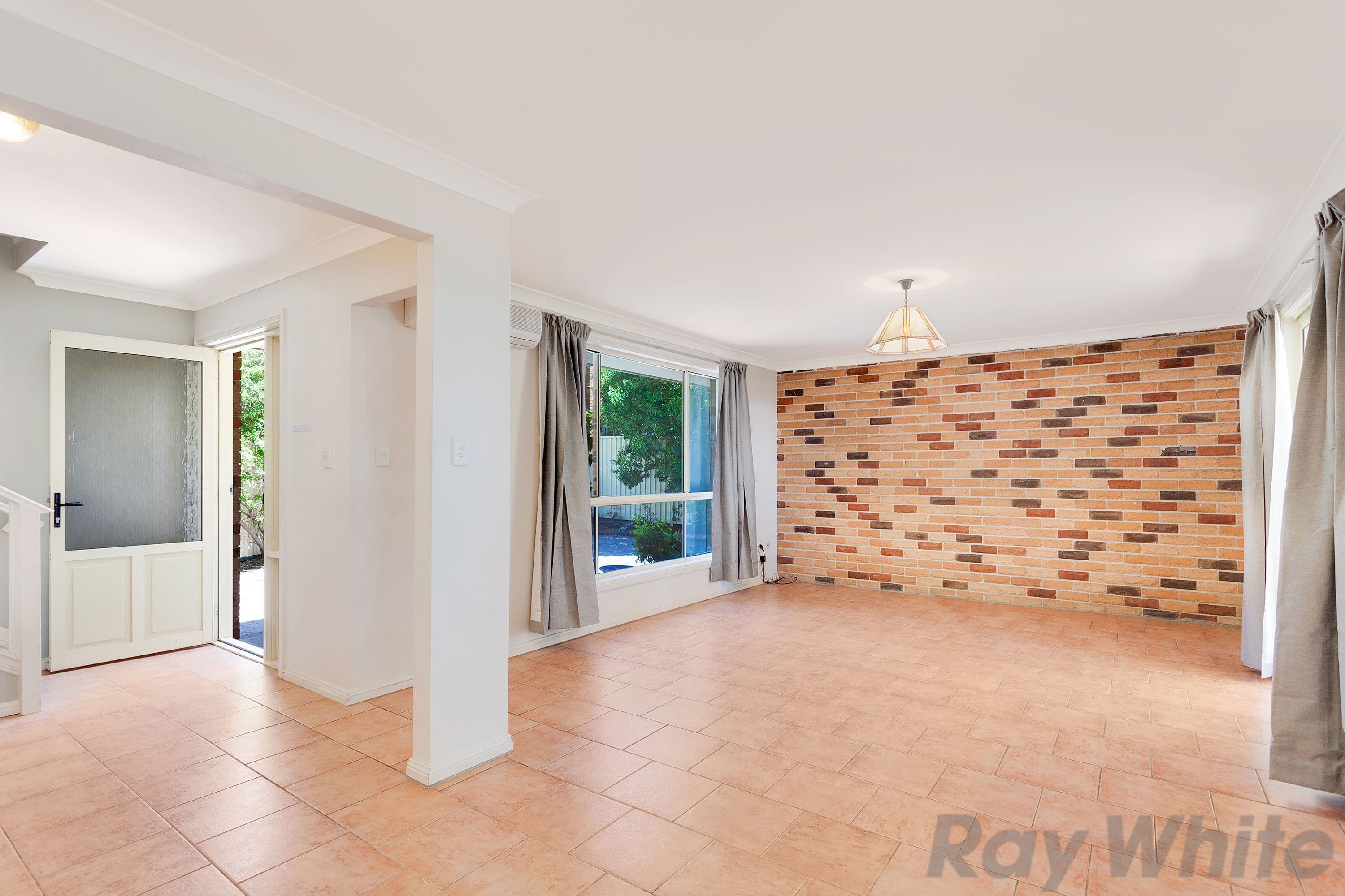 14 Lonsdale Close, Lake Haven - Thumbnail 4