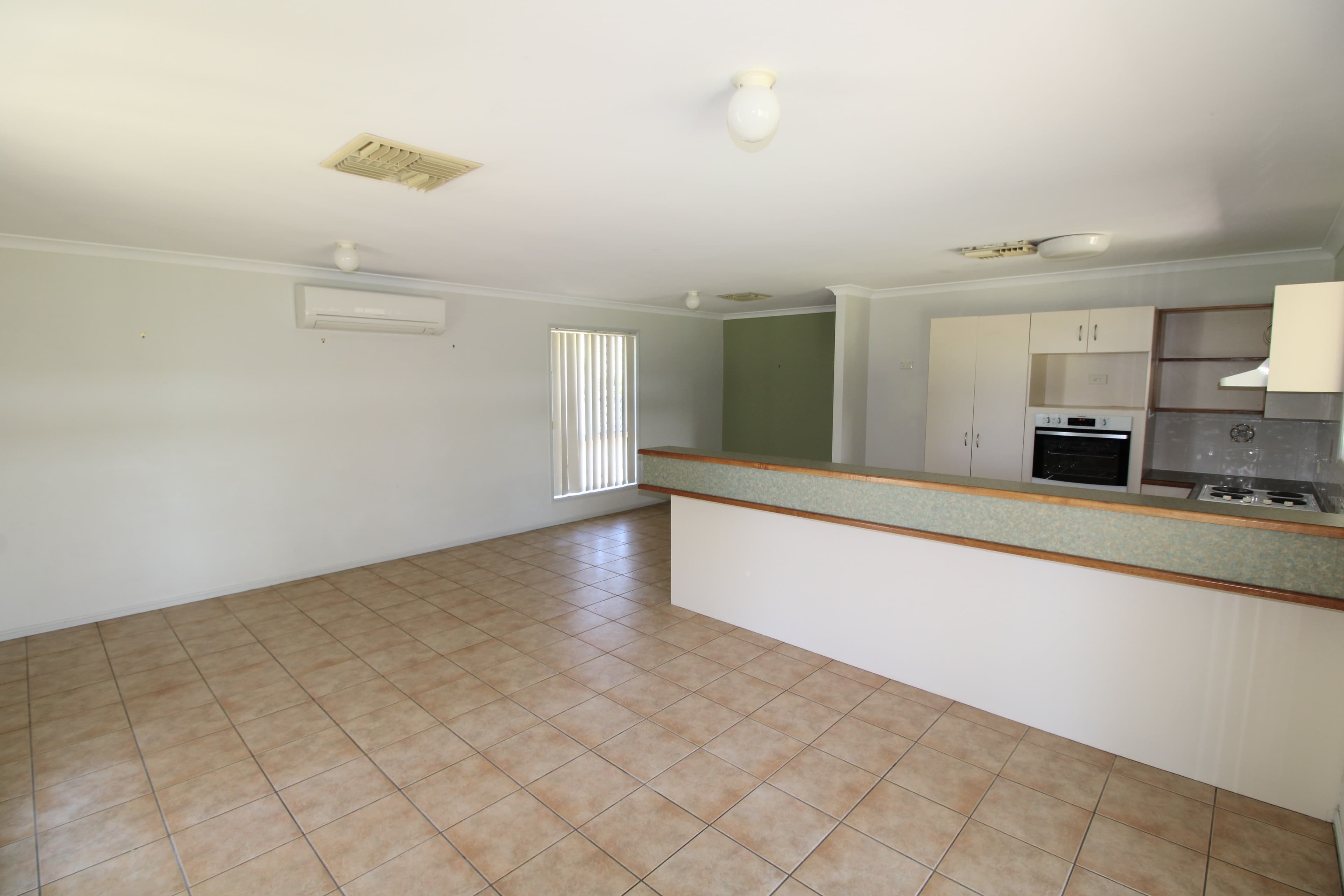 13 Whitchurch Road, Emerald QLD 4720, Emerald - Thumbnail 3