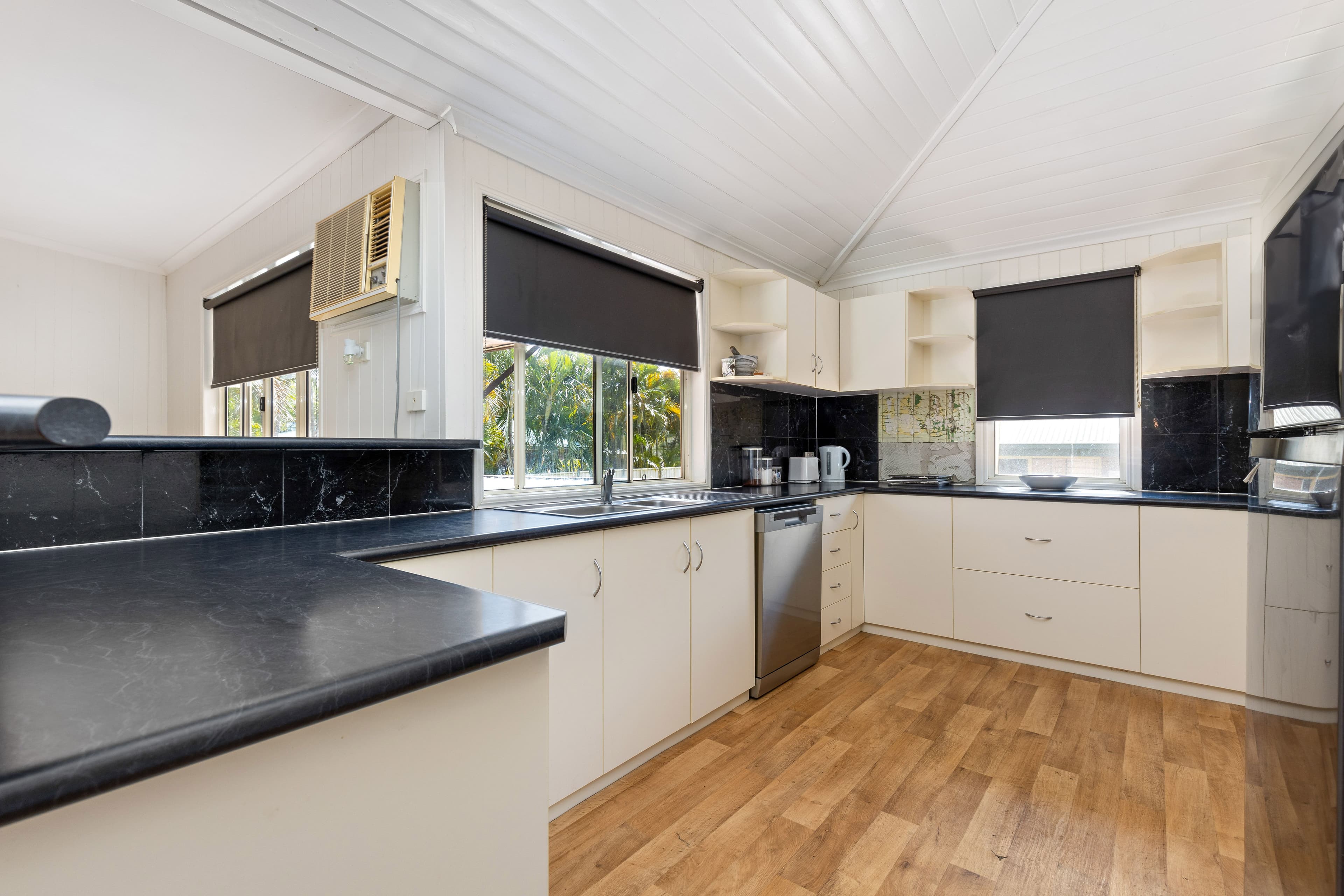 42 Riverview Street, Emerald QLD 4720, Emerald - Thumbnail 5