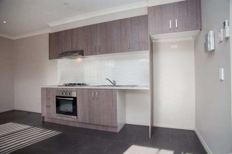 6 Heyington Avenue, THOMASTOWN VIC 3074, Thomastown - Thumbnail 2