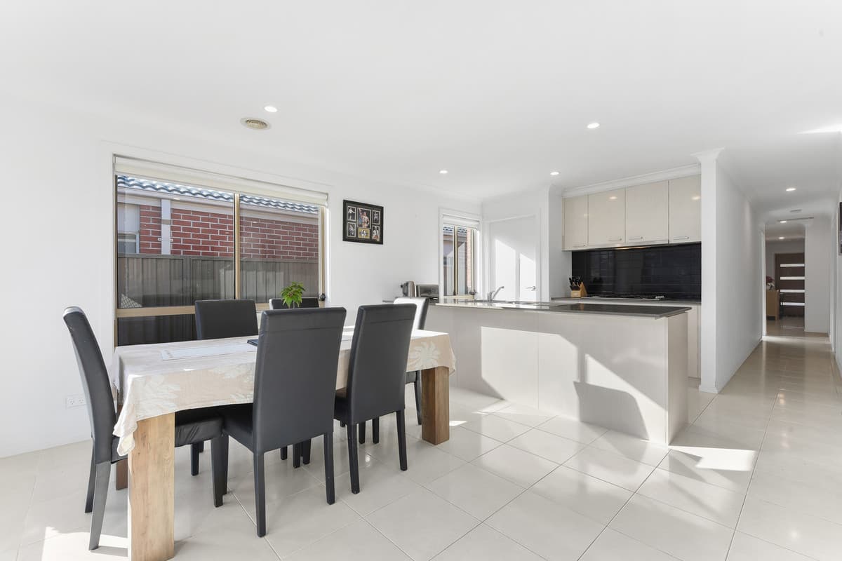 19 Marrone Boulevard, Cranbourne East VIC 3977, Cranbourne East - Thumbnail 3