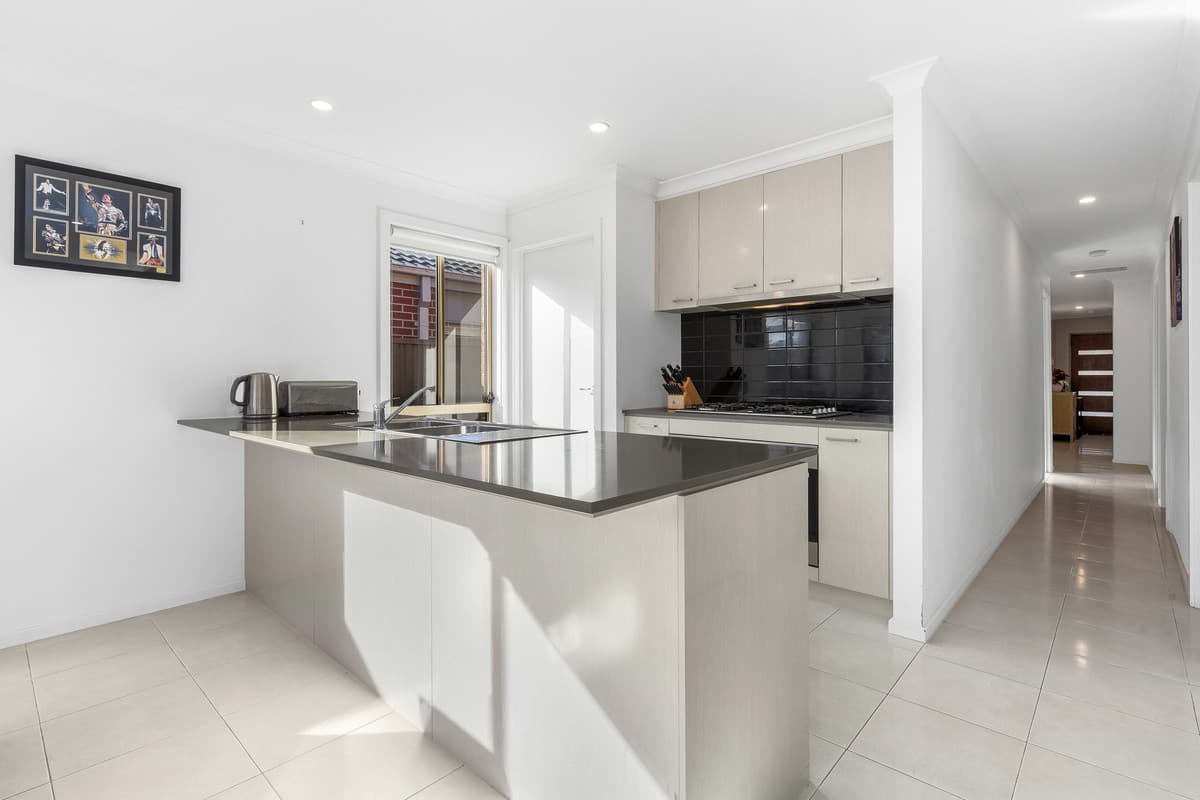 19 Marrone Boulevard, Cranbourne East VIC 3977, Cranbourne East - Thumbnail 4