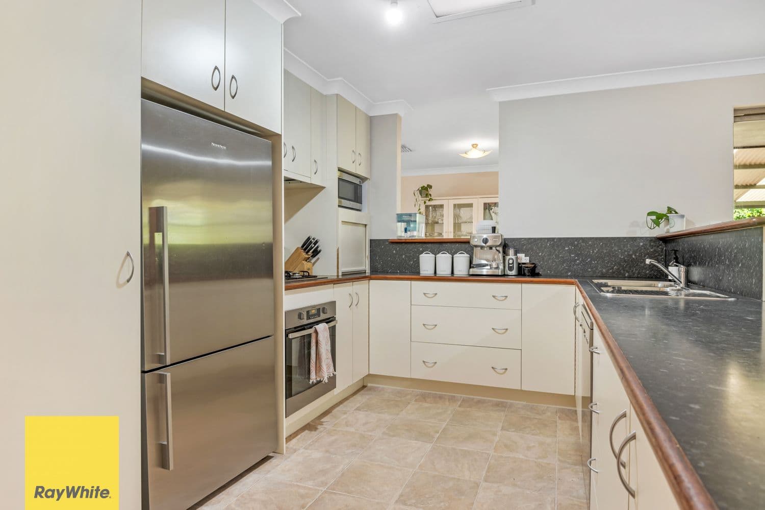 40 Shillington Way, Thornlie WA 6108, Thornlie - Thumbnail 2