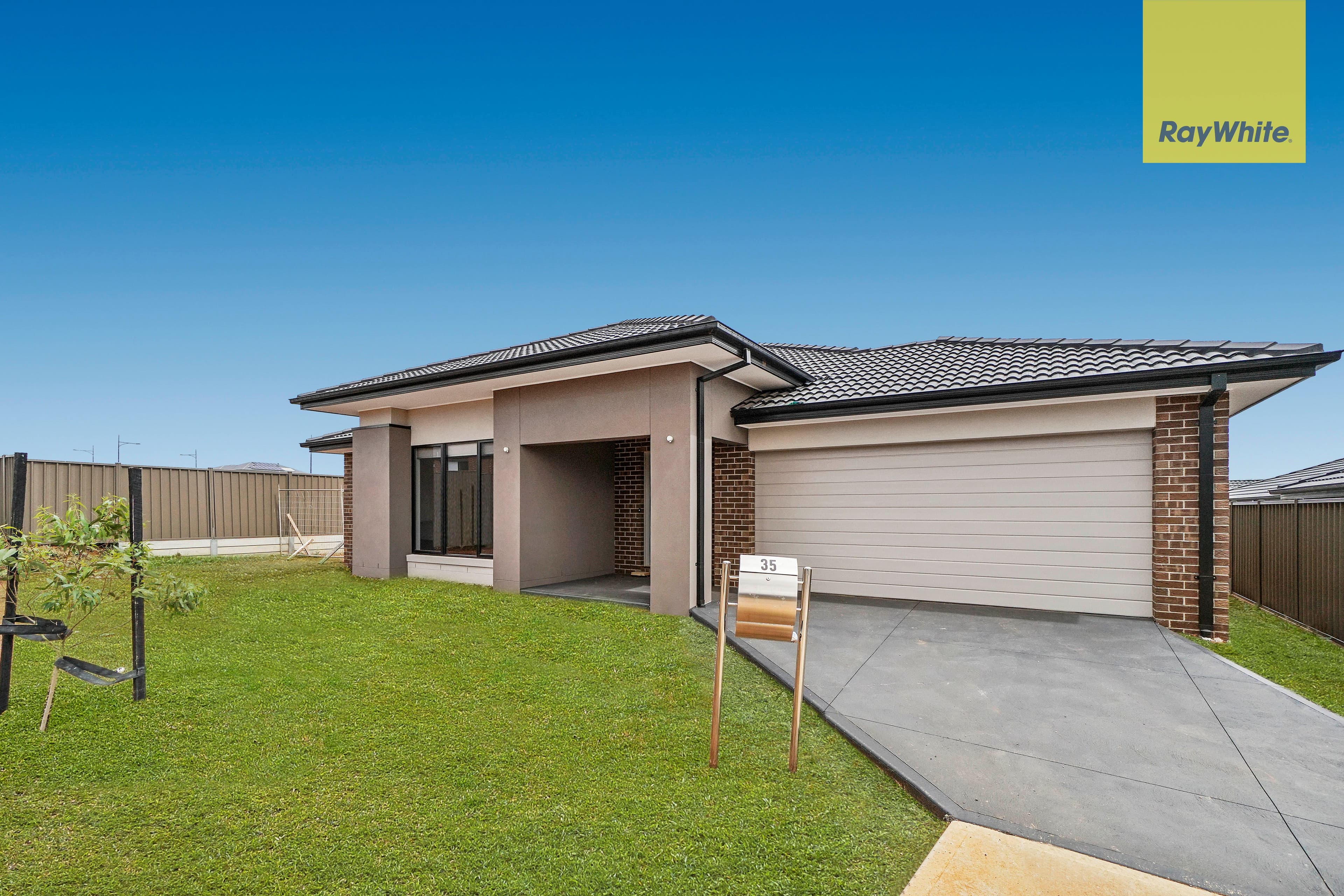35 Jade Crescent, Melton South VIC 3338, Melton South - Thumbnail 2