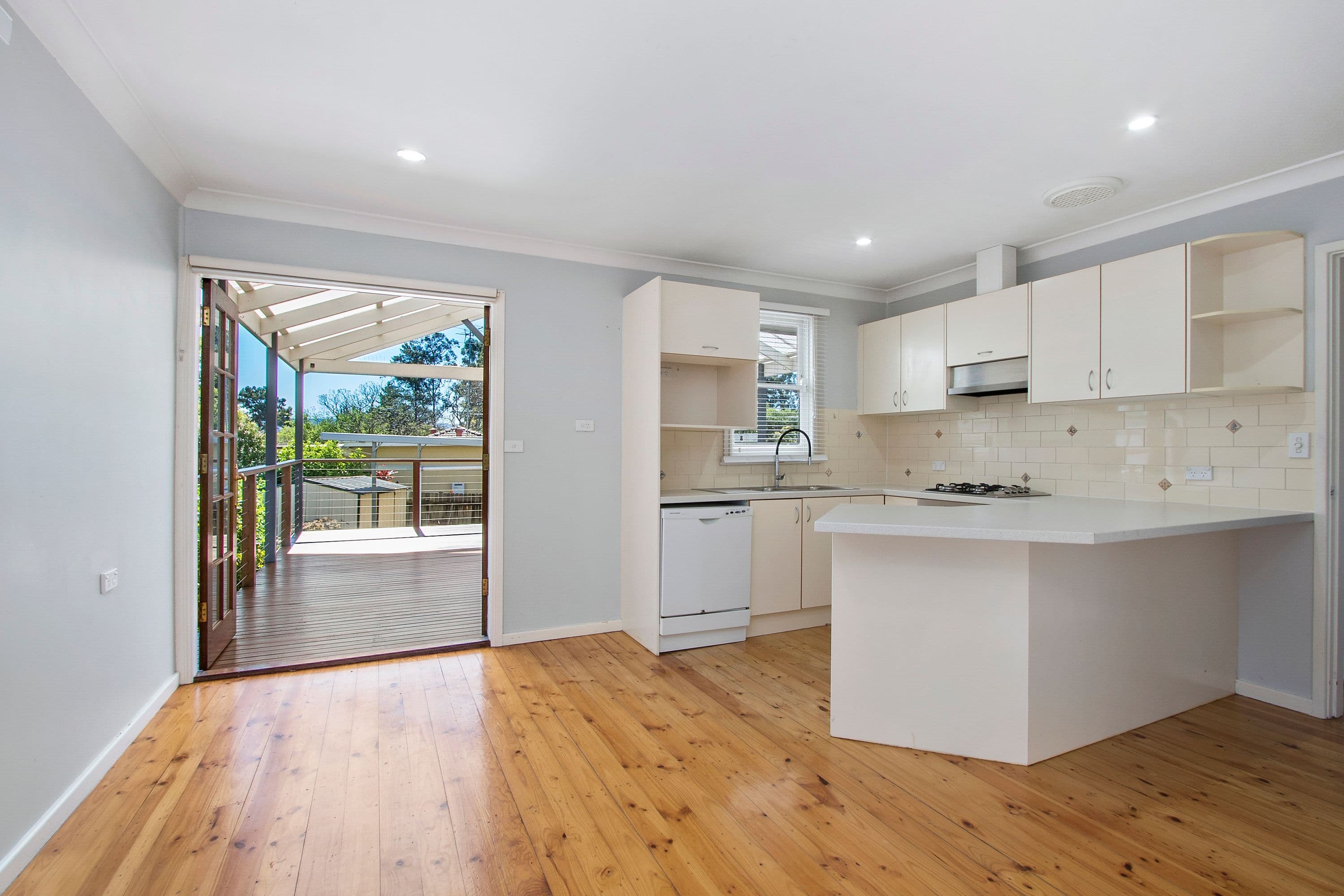2 Day Avenue, Hobartville - Thumbnail 2