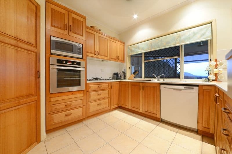 4 Whitehaven Crescent, CANNONVALE QLD 4802, Cannonvale - Thumbnail 4