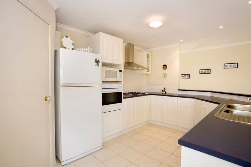40 Meadenhall Drive, ST ALBANS PARK VIC 3219, St Albans Park - Thumbnail 3