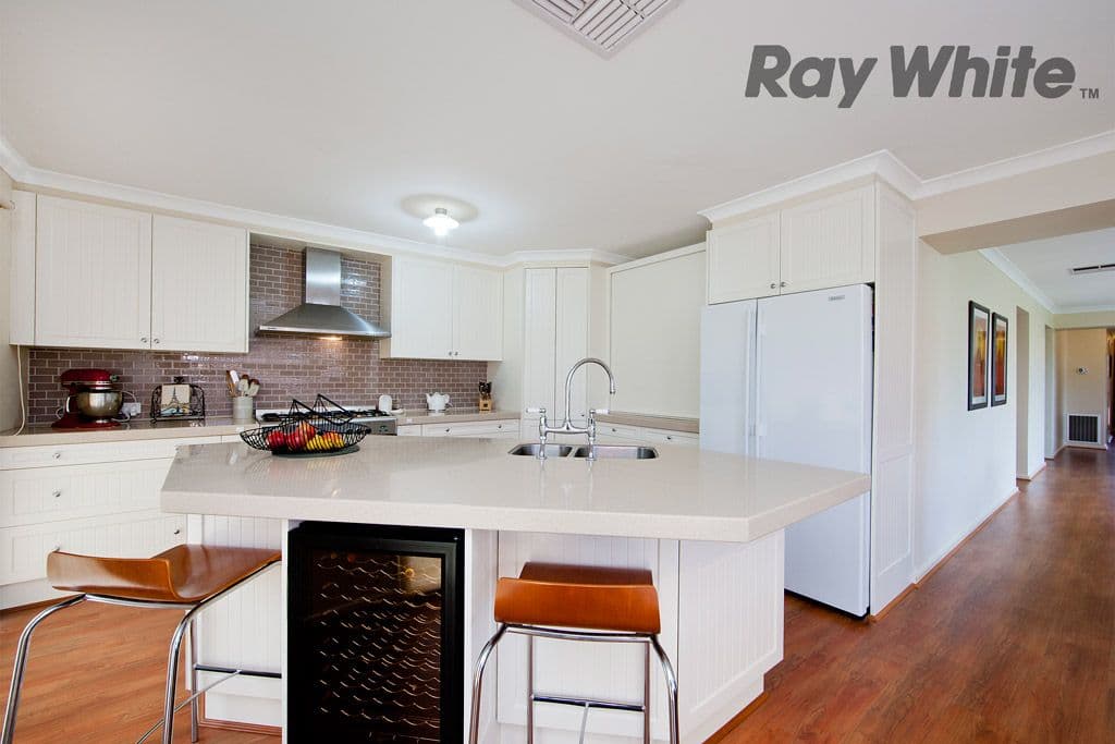 9 Coombes Court, POINT COOK VIC 3030, Point Cook - Thumbnail 3