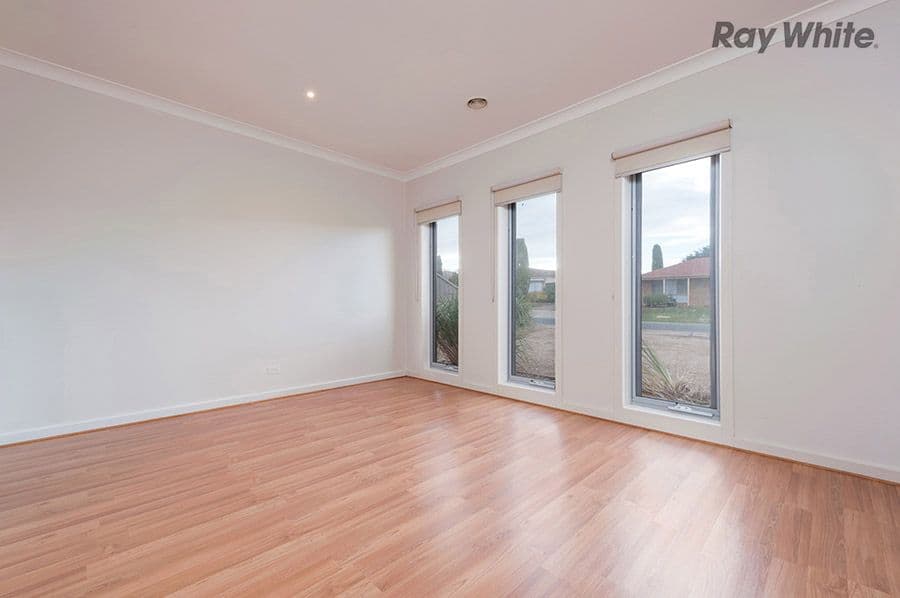 15 Mowbray Crescent, Kurunjang VIC 3337, Kurunjang - Thumbnail 2
