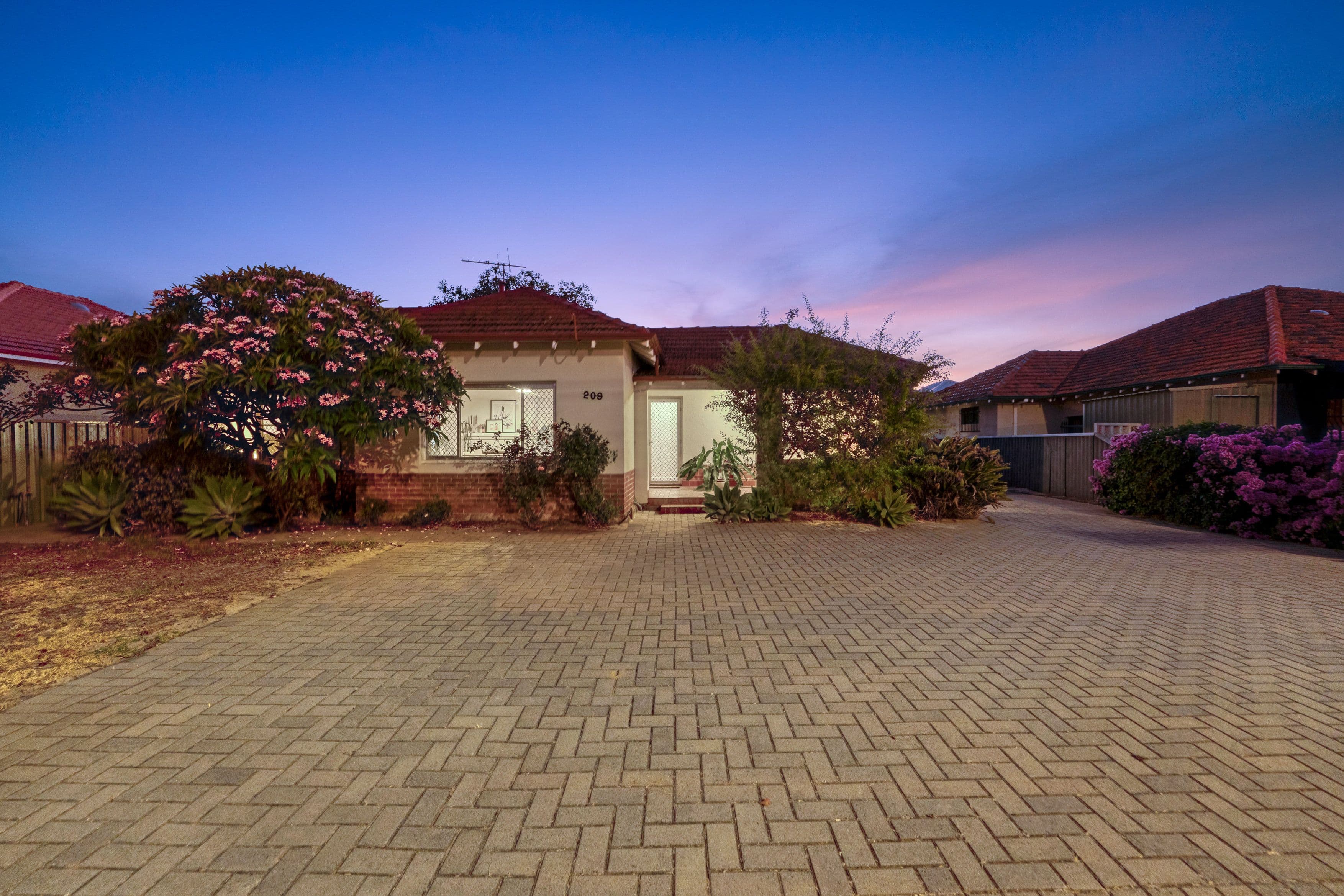 209 Grand Promenade, Bedford WA 6052, Bedford - Thumbnail 2