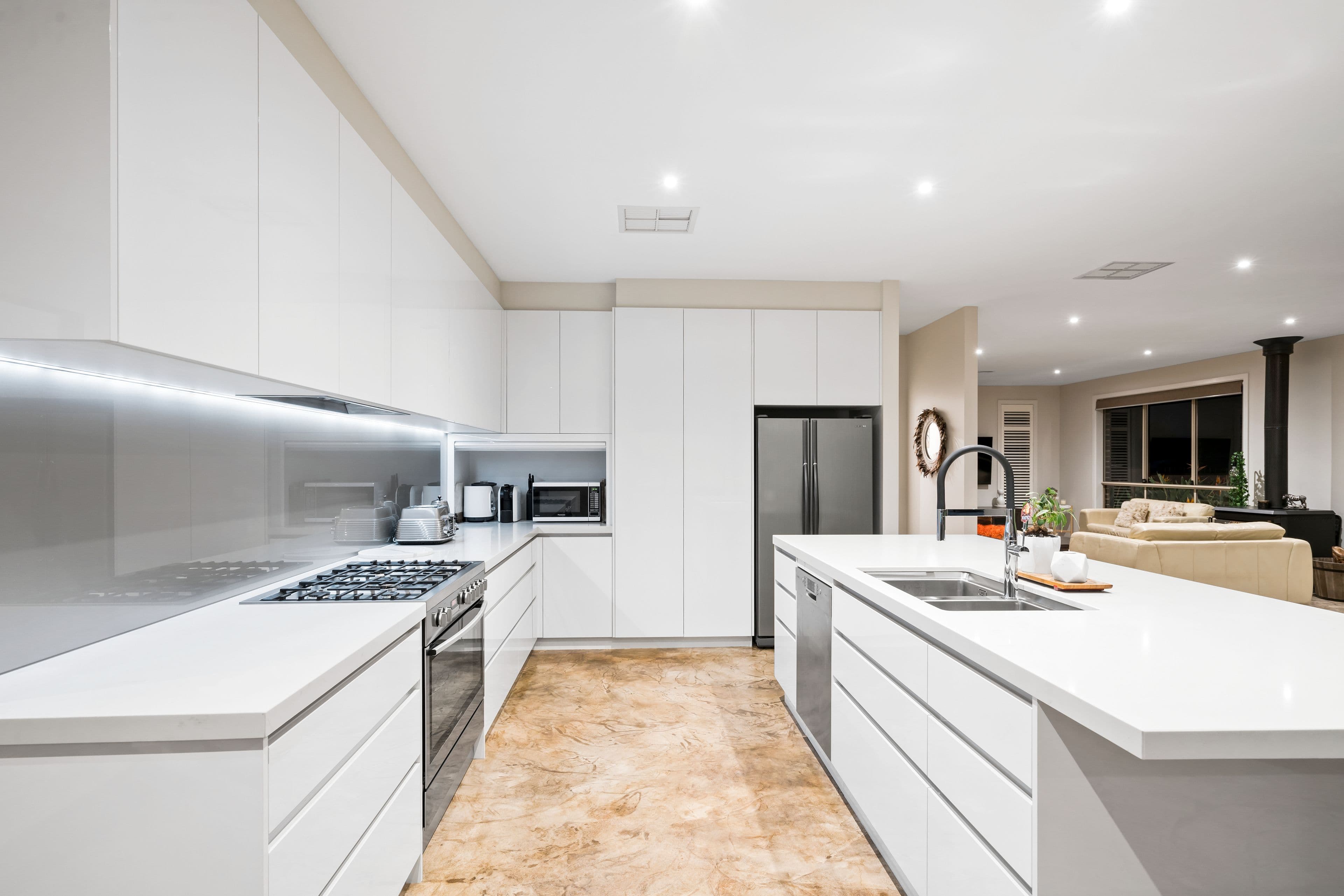 11 Roseberry Avenue, Sunbury VIC 3429, Sunbury - Thumbnail 3