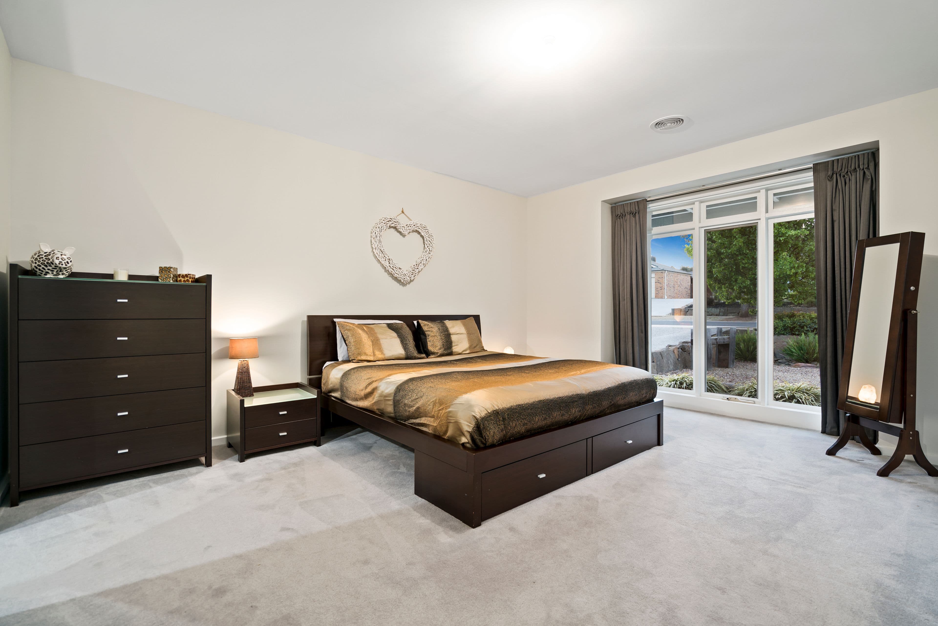 11 Roseberry Avenue, Sunbury VIC 3429, Sunbury - Thumbnail 8