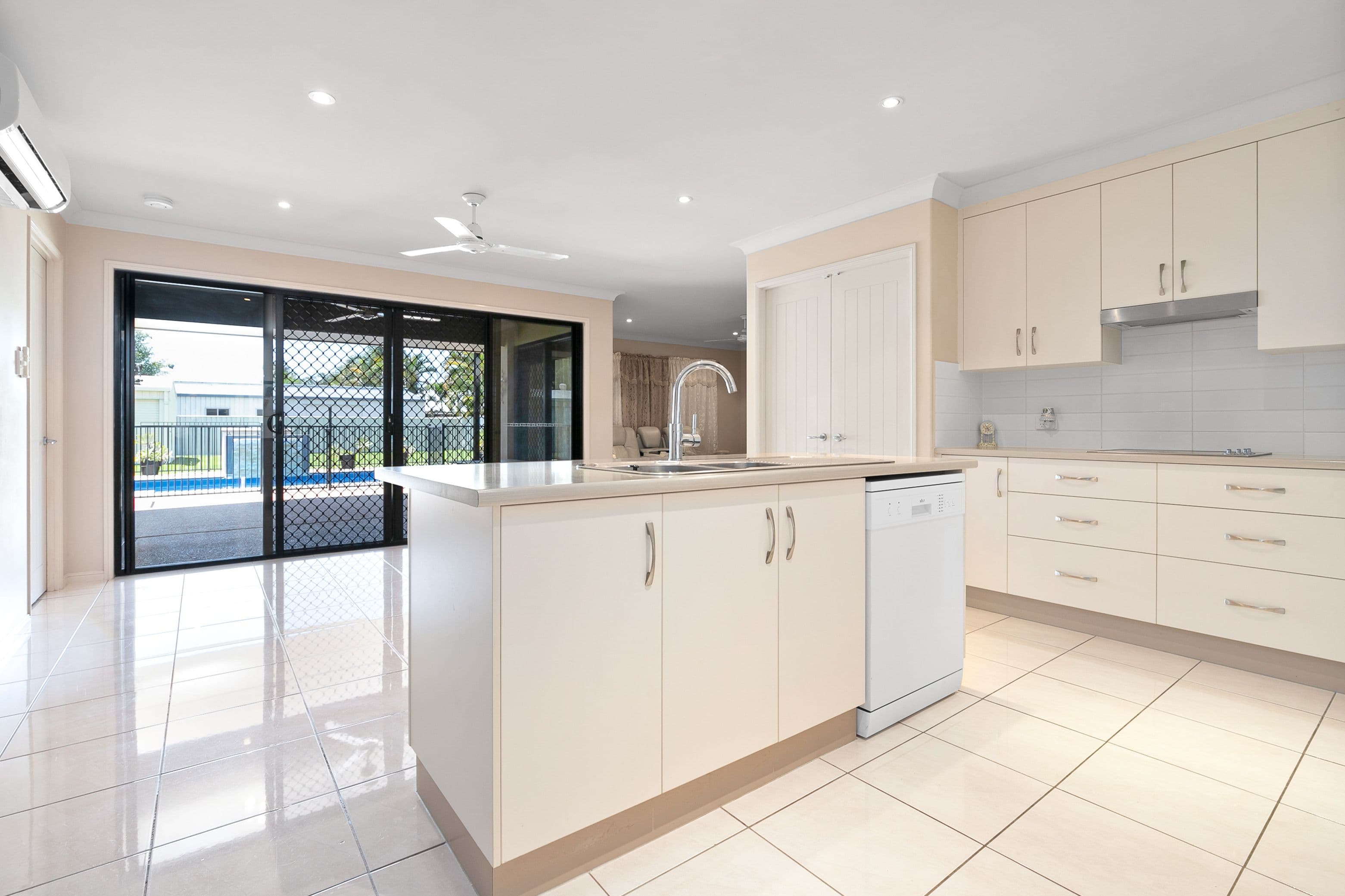 10 Carrington Place, Emerald QLD 4720, Emerald - Thumbnail 6